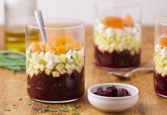 Tartare pomme verte, betterave et truite fumée en verrine
