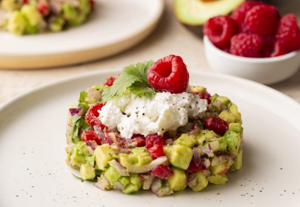 Tartare avocat, framboise et chèvre frais