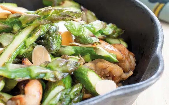 wok asperges vertes au poulet et amandes grillées