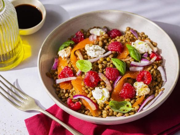 Salade de lentilles, framboise et truite fumée