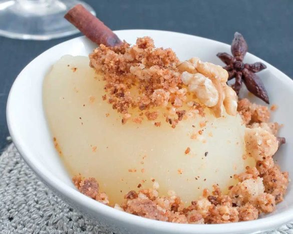 Poire pochée et crumble au noix